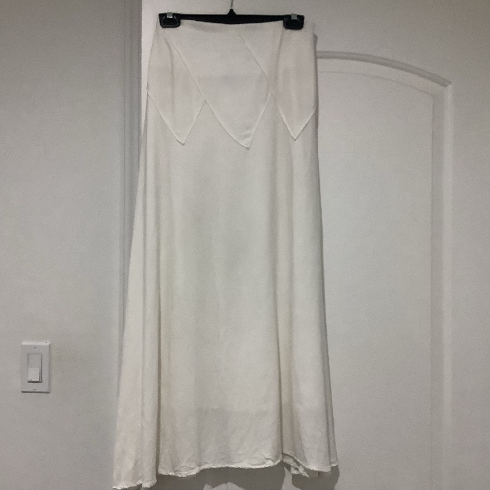JUNEE white midi skirt